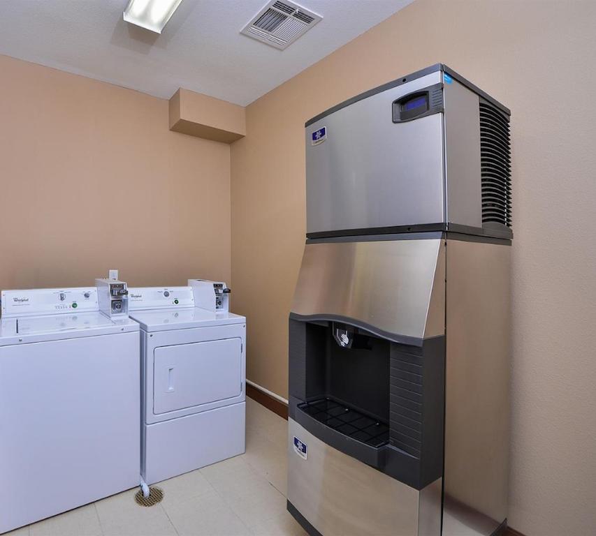 Americas Best Value Inn & Suites Cuero Exterior photo
