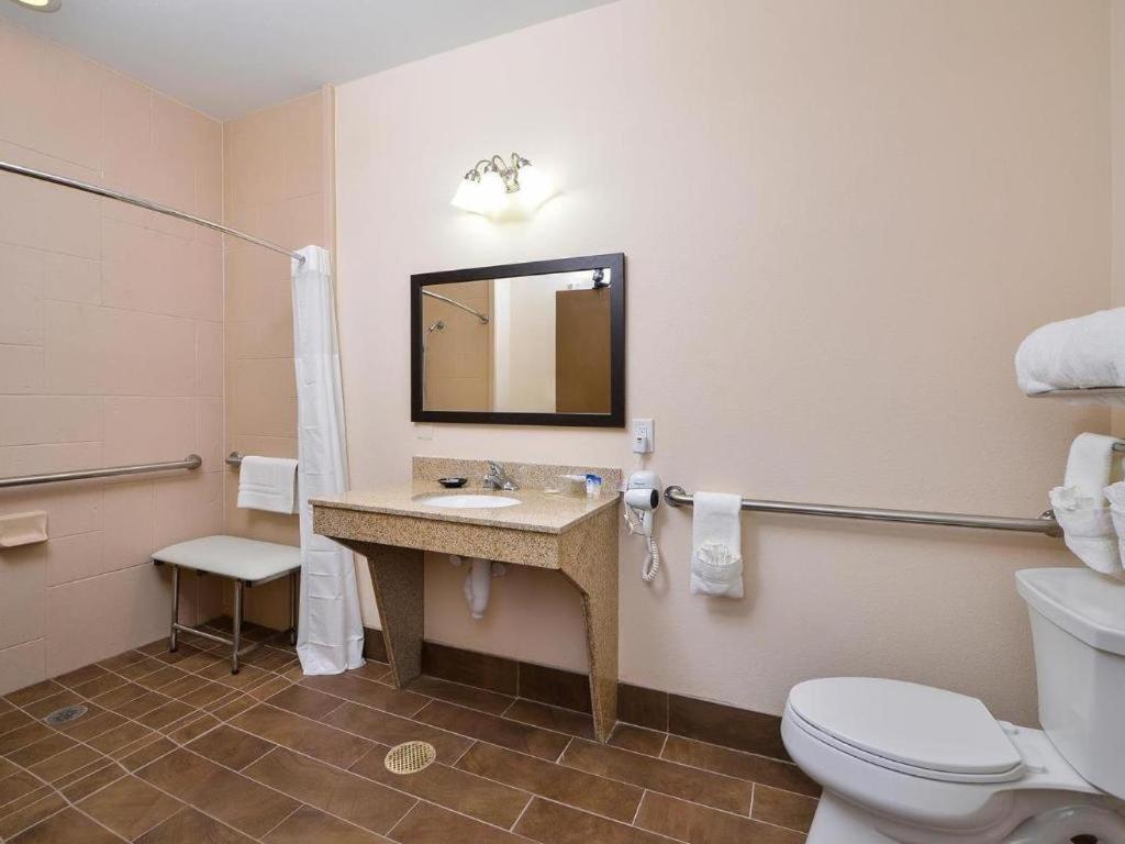 Americas Best Value Inn & Suites Cuero Exterior photo