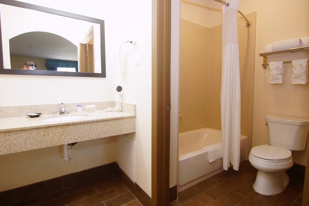 Americas Best Value Inn & Suites Cuero Room photo
