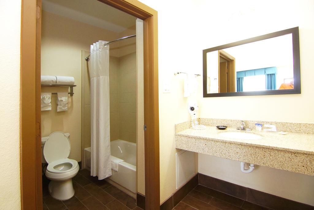 Americas Best Value Inn & Suites Cuero Exterior photo
