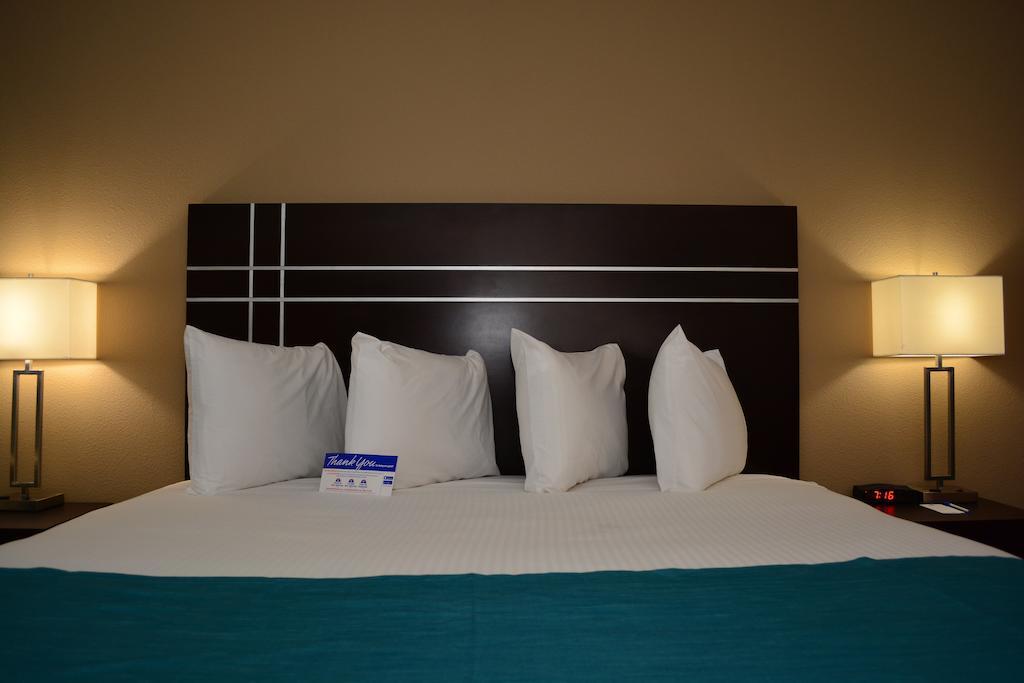 Americas Best Value Inn & Suites Cuero Room photo